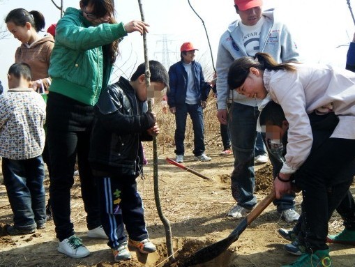 2011年植树节 瑞曼师生参加植树活动