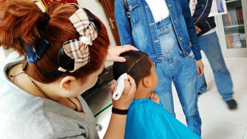 专业儿童理发机构为瑞曼星儿做超酷发型
